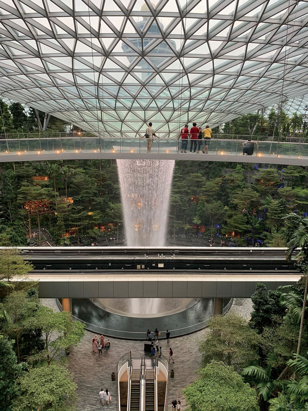 雨水を再利用した滝を中央に配したジュエル（チャンギ国際空港内の商業施設）