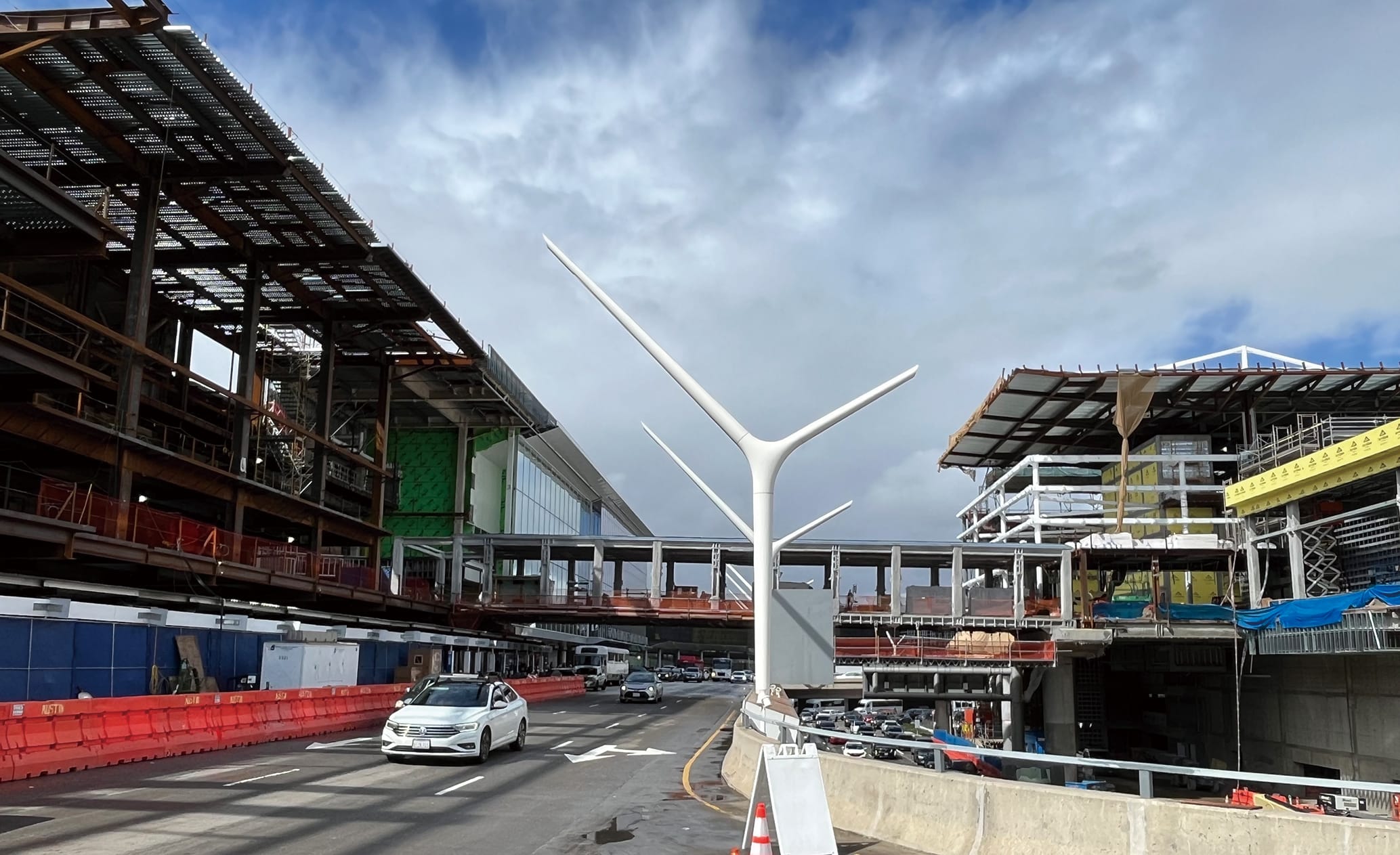 ロサンゼルス国際空港、左の国際ターミナルとブリッジで繋がる新設駅が右手