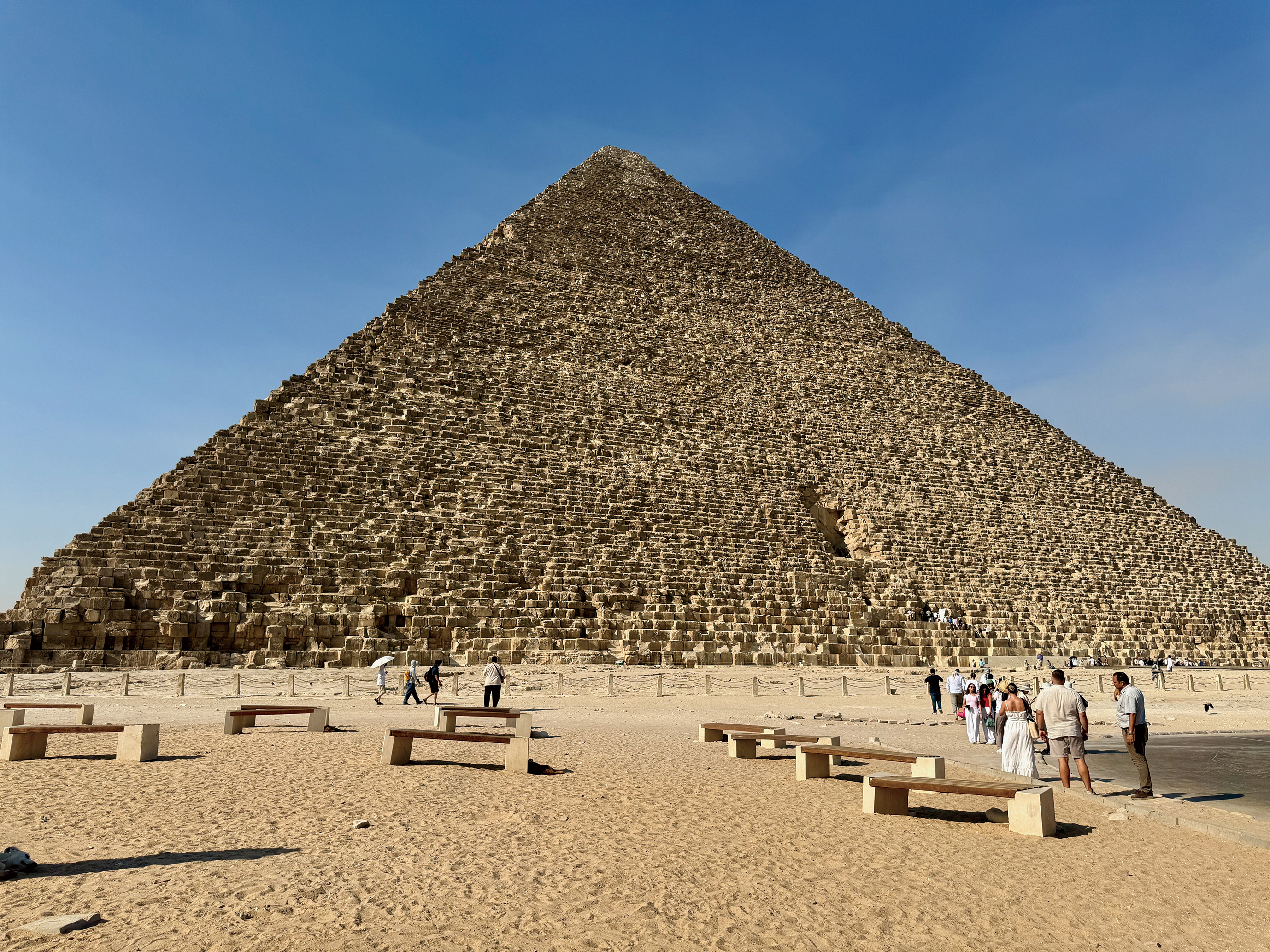 クフ王の大ピラミッド：青空の下、初源的かつ数学的形状が際立つ