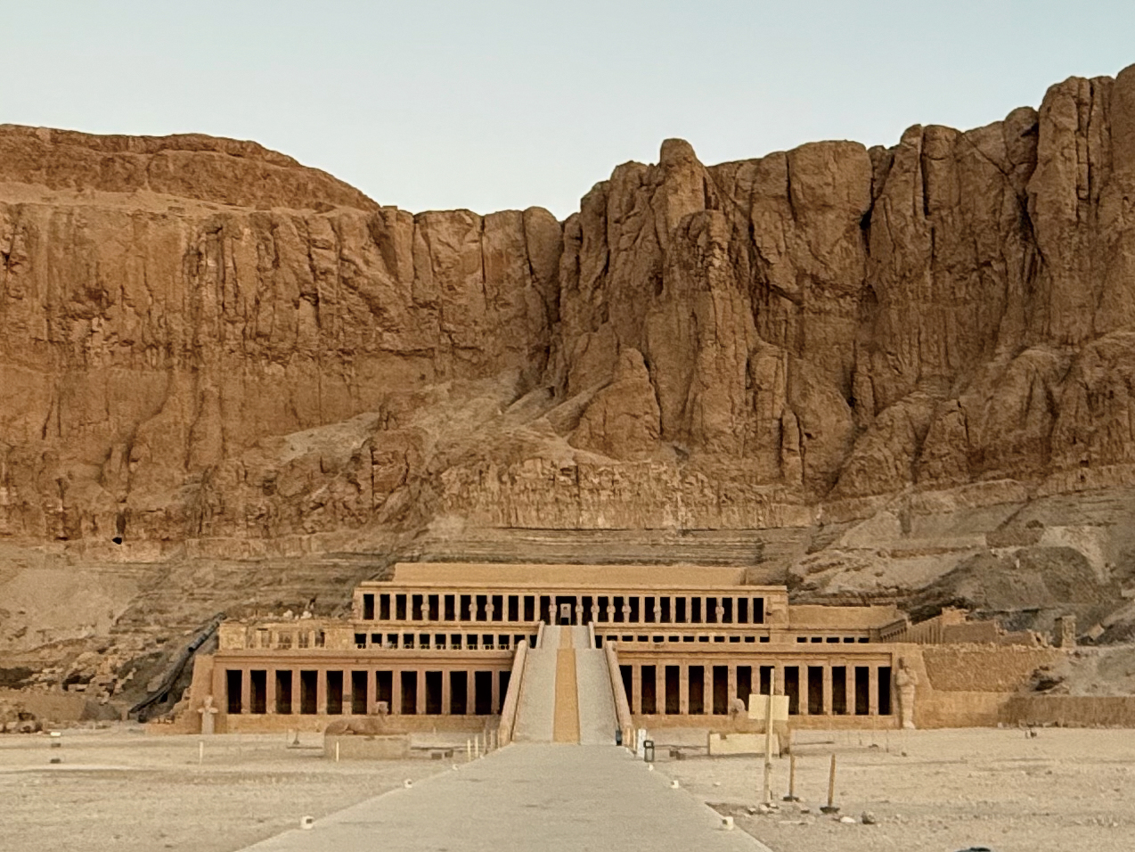 ハトシェプスト女王葬祭殿：岩山の断崖と建築の直線が織りなす対比的ランドスケープ
