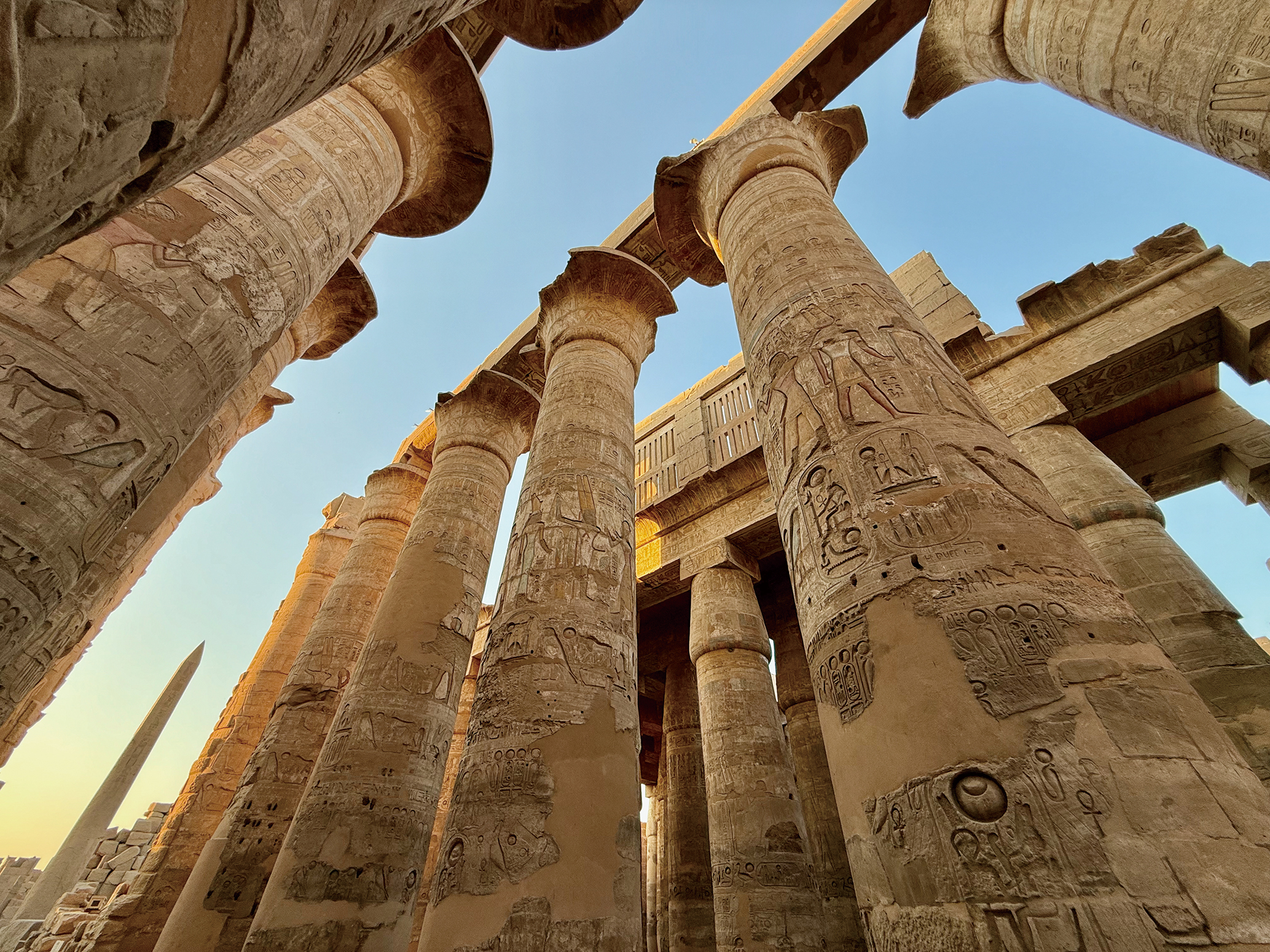 カルナック神殿：多柱室には採光用のルーバー状高窓も残っていた