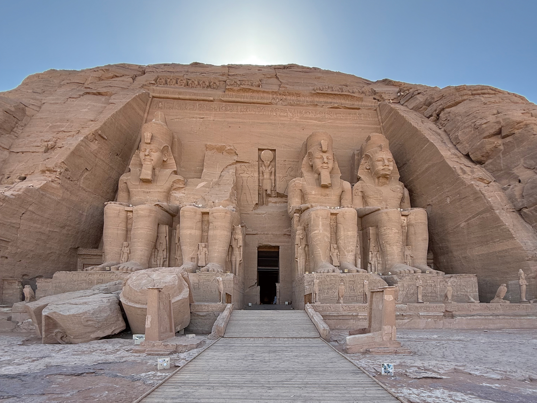 アブ・シンベル神殿：ラムセス2世の巨像が四体も立ち並び、彼の自己愛の強さを物語る