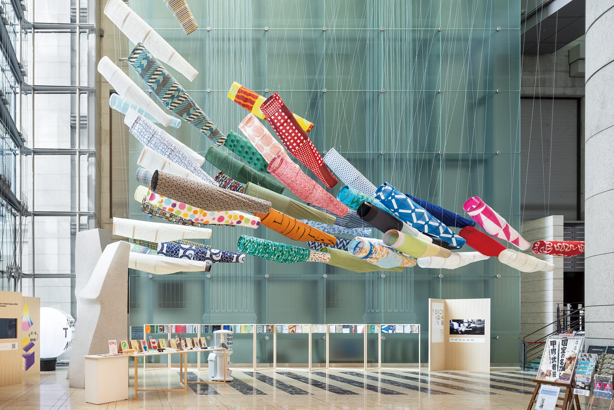 《日本橋こいのぼりなう！》展示風景  2025年（写真：Nacasa & Partners）