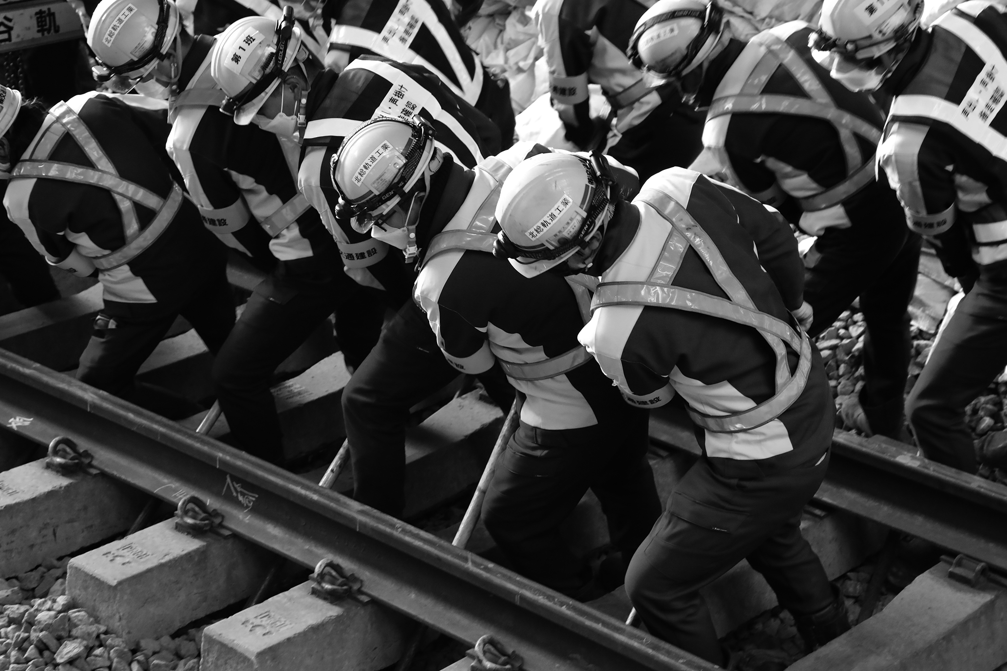 フォトエッセイ集『土木 ―100年後の日本を支える「人の力」』より。渋谷線路切替工事（気迫に溢れる軌道工たち）